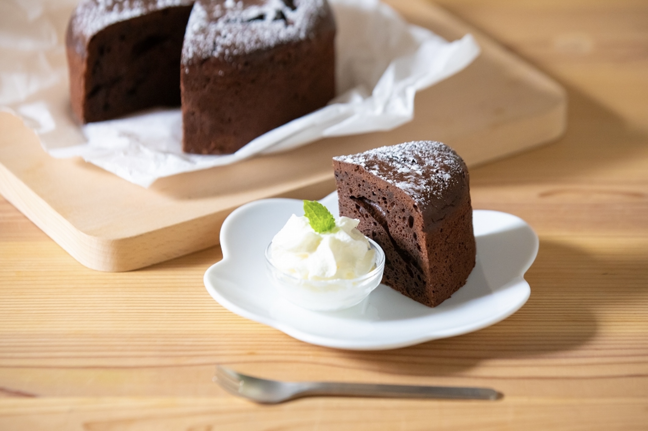 <p>⁡ 明日より冬季限定のスイーツ「ガトーショコラクラシック」の提供が始まります。 ⁡ フランス産のビターチョコレートを贅沢に使用した、 濃厚な味わいが魅力のショコラです。 ⁡ 甘さ控えめで大人な味わい。 別添えの生クリームとも相性抜群です。 ガトーショコラを焼いている時は、店内にチョコレートの香りが広がって幸せな気分になれます。季節限定ですので、ぜひこの機会に味わってみてください。 ⁡ ・ガト [&hellip;]</p>
